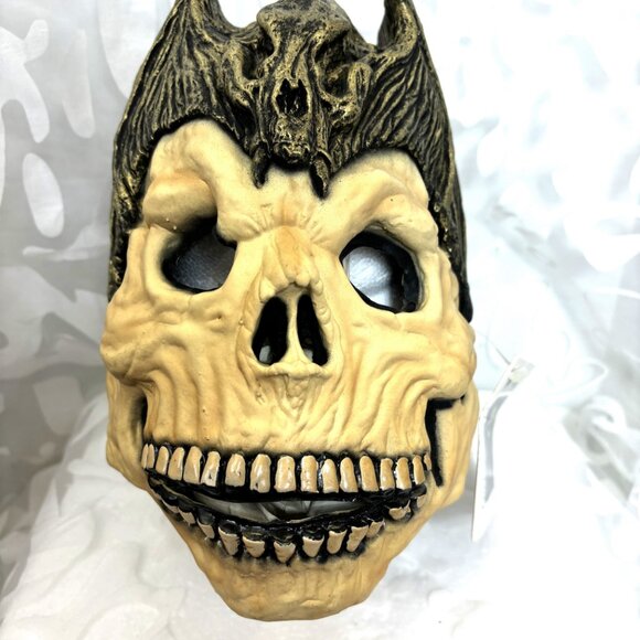 Demon Skull Gold Bat w/ wings Mask Illusions NWT Vintage 90’s - Picture 3 of 14